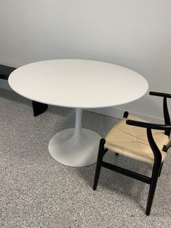 West elm Modern White Round Pedestal Dining Table – 44”