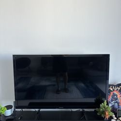 Panasonic LED 45” HD TV Flat Screen TV 1080p