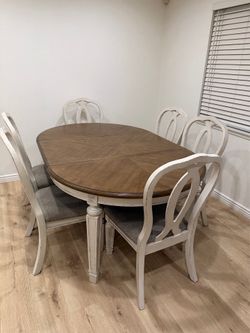 Ashley Furniture Realyn Dining Table and 6 Chairs