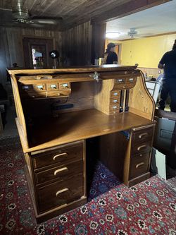 Roll top desk with keys and in good condition