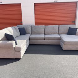 FREE DELIVERY!!! Beautiful Gray LIVING SPACES 3 piece sectional with chase