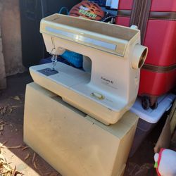 Singer Futura II Sewing Machine