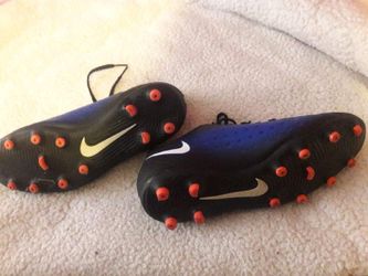 Kids soccer shoes