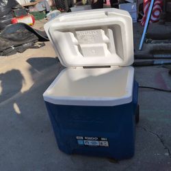Igloo Latitude 16 Roller cooler.