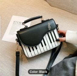ADORABLE PIANO PURSE - NEW!