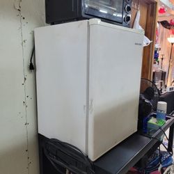 Black & Decker Small REFRIGERATOR WORKS GOOD 