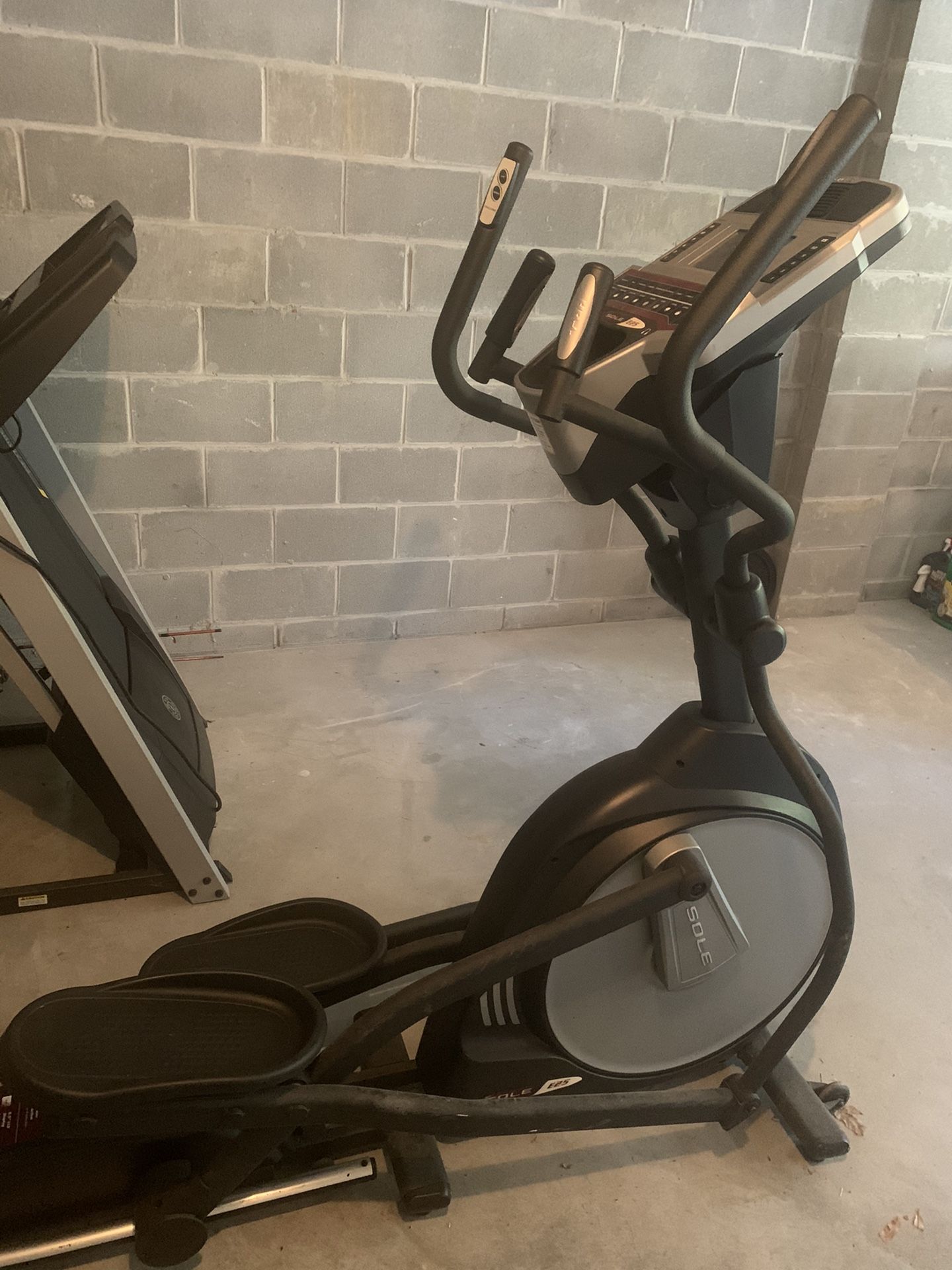 Elliptical Sole E25 $600 (Paid $1500)