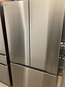 LG 36 in 25 cu.ft. Counter-Depth MAX French Door Refrigerator New Scratch and Dent