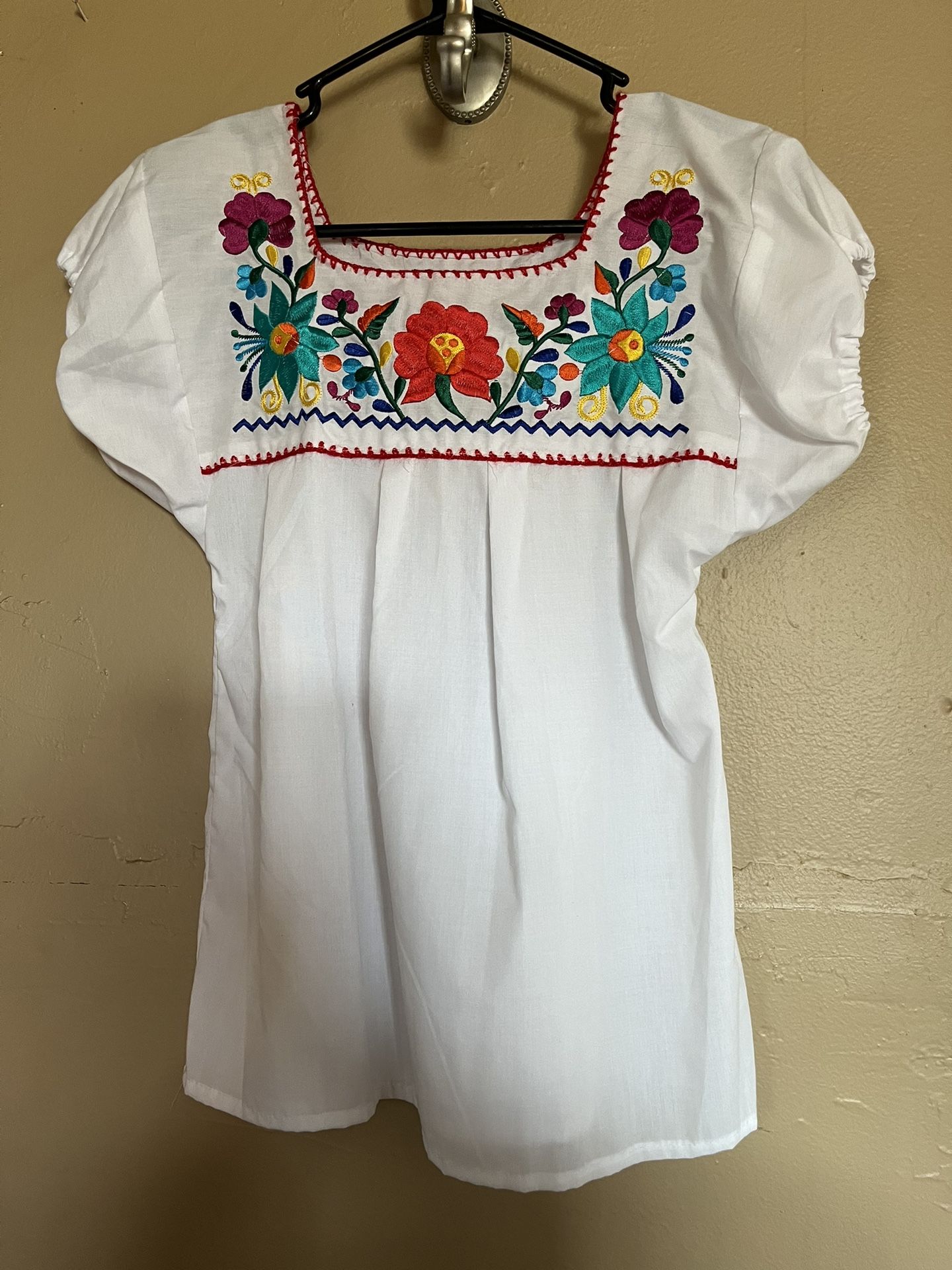 Blusa Estilo Mexicano Size S $7
