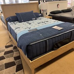 Two-tone Queen Panel Bedroom Set / 3-piece (Bed, Dresser, Nightstand)