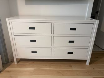 Chest of Drawers / Dresser