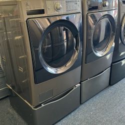 Front Load Kenmore Elite Washer And Dryer Set On Pedestals 