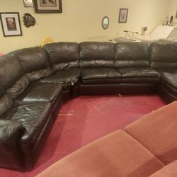 14f Leather Sectional Wih Pull Out Bed  Comfortable Can Deliver Okc 40
