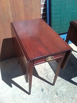 Mahogany drop leaf table with one drawer