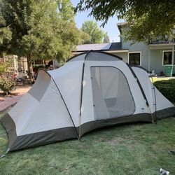 Rare North Face TRAILHEAD 8, 8 Person 3 Room Family Camping Tent