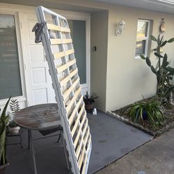 Two parts foldable base slatted king (plataforma con tablillas)