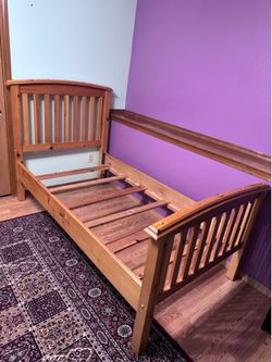 Single wooden bed frame (Free!)
