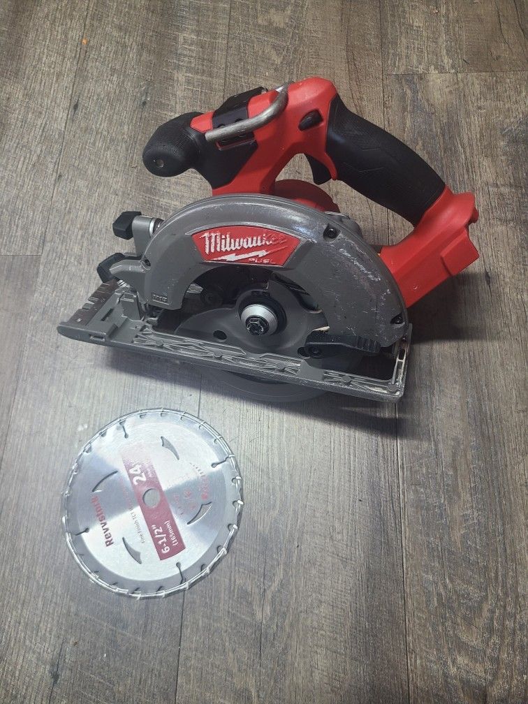 Milwaukee
M18 FUEL 18V Lithium-Ion Brushless Cordless 6-1/2 in. Circular Saw (Tool-Only)