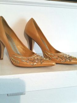 Bcbg mustard color heels Sz 7