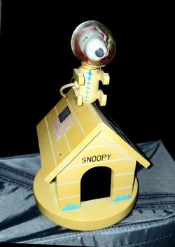 Snoopy Fly Me To The Moon Music Box 1969 United Feature Syndicate Schmid Bros

Wry
