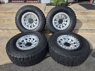 17" LOCK Lunatic rims w/ 35" MT tires