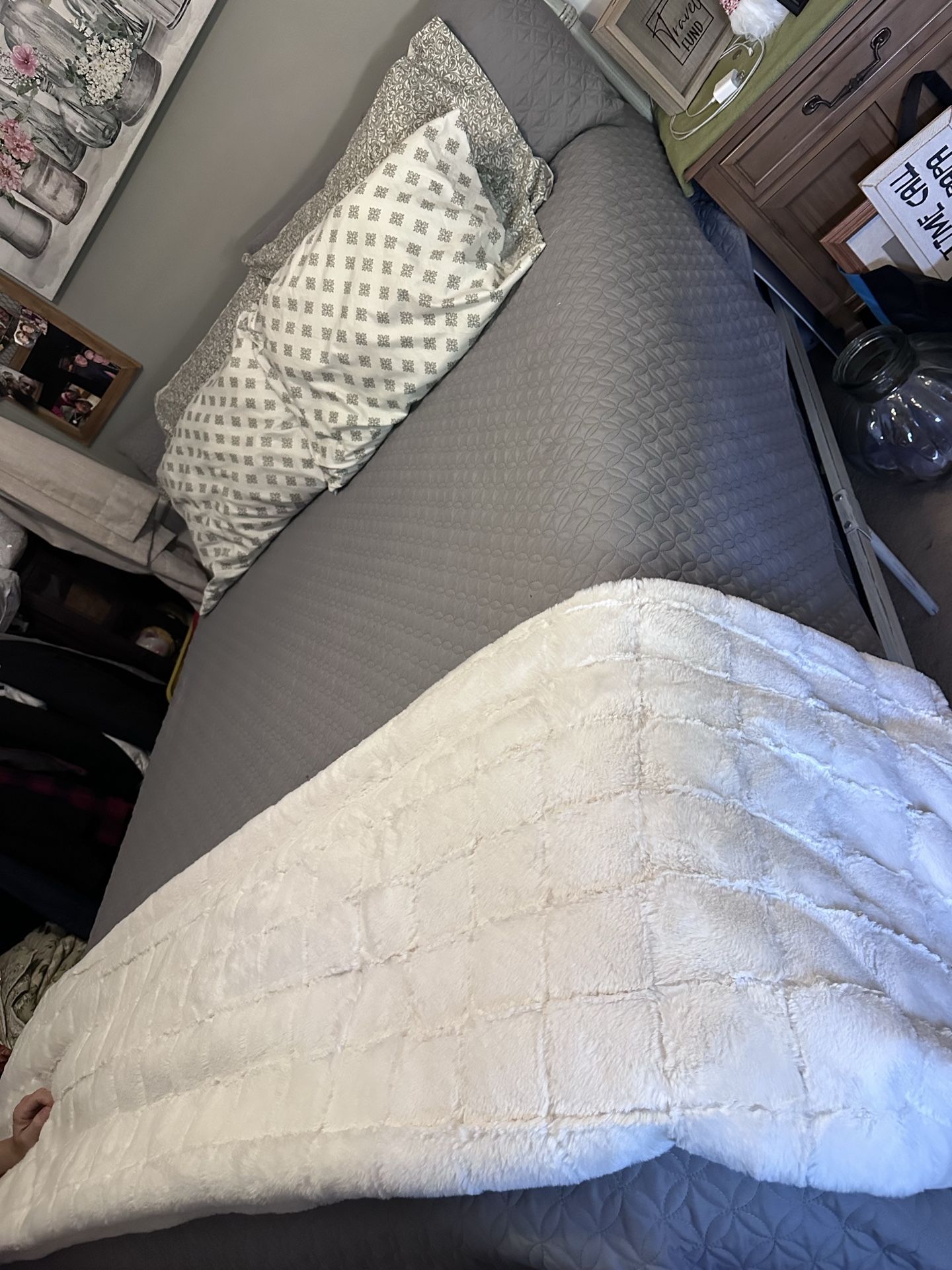 Queen size bed complete - need gone