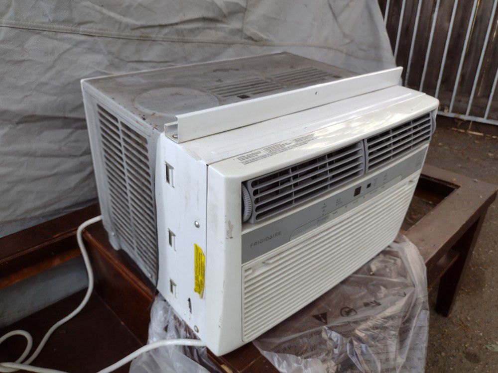 Frigidaire Window Air Conditioner FFRC0833