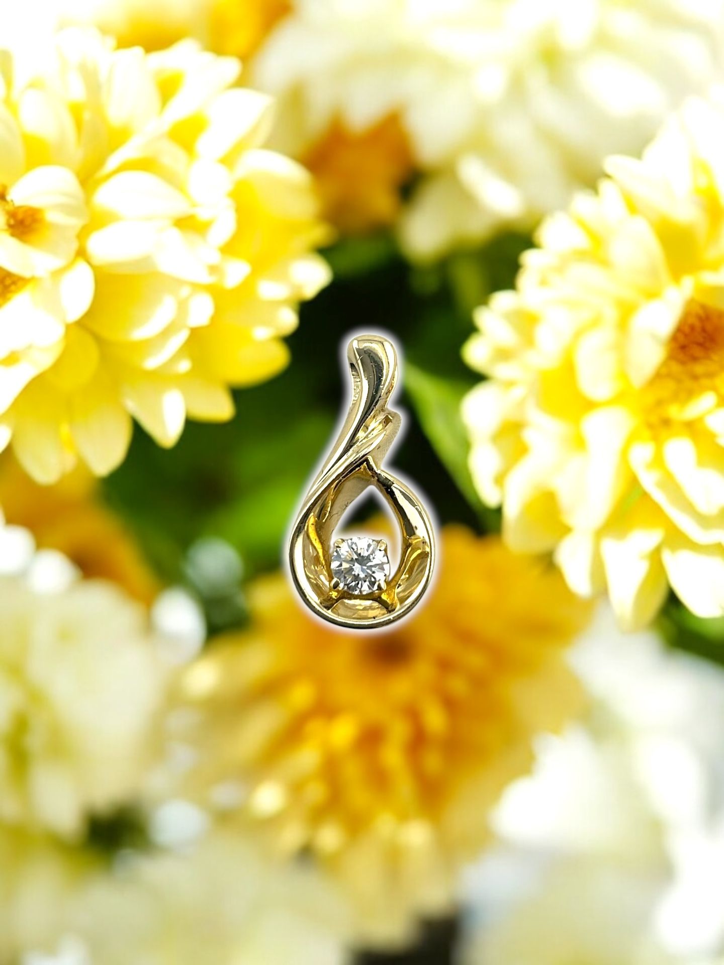 14kt 3.30g Yellow Gold with Round CZ Twist Style Pendant.