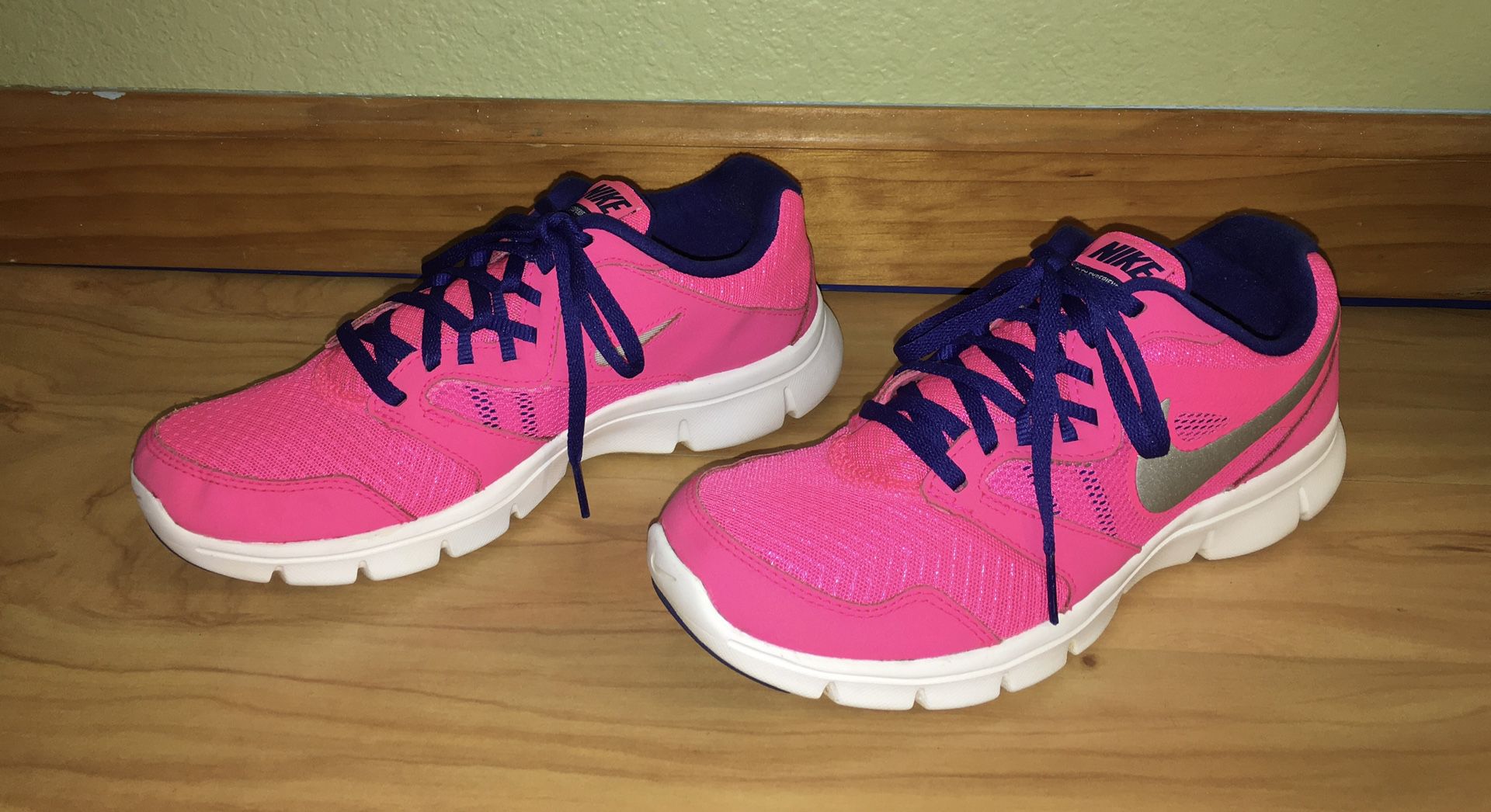 Juniors/ Women’s Nike Flex RN3 Pink Athletic Shoes 6Y
