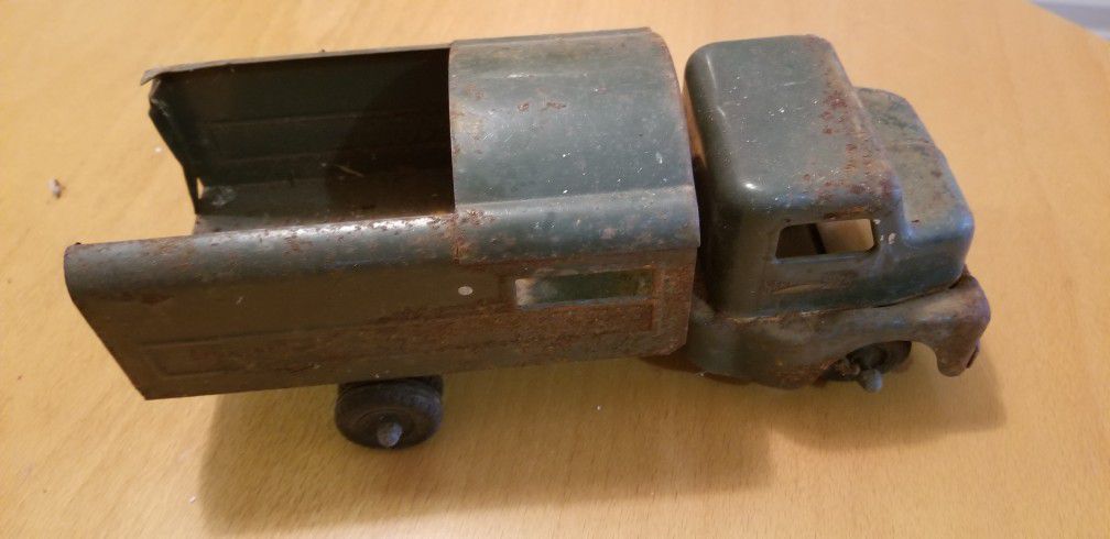 5 Antique STRUCTO CO TOY TRUCKS FROM 1(contact info removed)