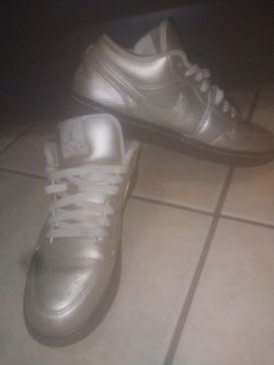 Air Jordan 1 Low SE Women's "Metallic Zinc"