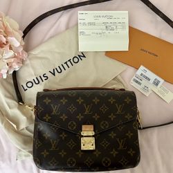 LOUIS VUITTON Pochette Métis Bag