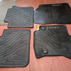 2016 Toyota Venza - 2 Sets Of Floor Mats