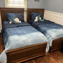 (2) Twin Bedroom Set , Dressers And Nightstand 
