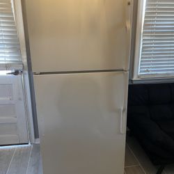 Spacious Good Quality GE Fridge/Refrigerator & Freezer (Price negotiable)