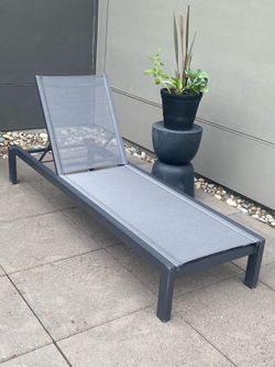 Outdoor Patio Mesh Galvanized Steel Powder Coated  Chase Lounge /Adjustable Recliner  In perfect condition