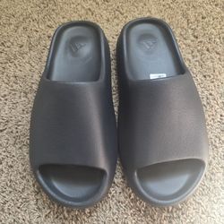 Black Yeezy slides size 10 feel free to message me we can negotiate!!