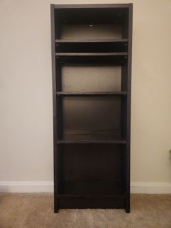 Small bookshelf with movable shelves