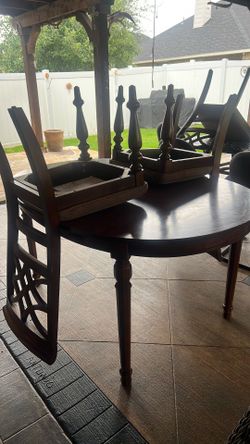 Round fine in table