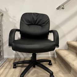 Comfortable Desk Chair With Armrests 