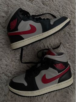 Jordan 1 Mid Smoke Grey Red