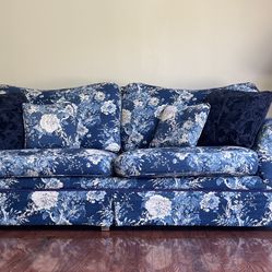 Comfort Sofa With 4 Throw Pillows