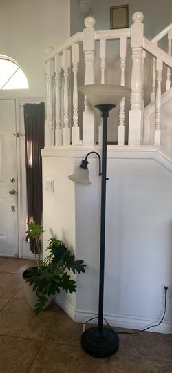 Like new beautiful floor lamp ajustable illumination