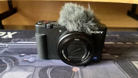 Sony ZV-1 ZEISS 24-79mm lens