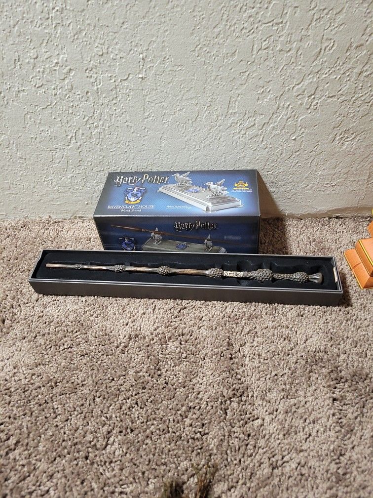 Harry Potter Dumbledore's Wand + Ravenclaw Stand.