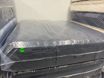 KING SIZE SIMMONS BEAUTYREST BLACK SERIES 2 (PLUSH) PILLOW TOP MATTRESS & BOX SPRINGS BED SET