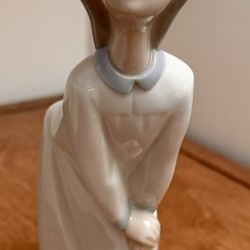 GIRL KISSING Lladro 4873