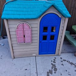 Little Tikes Play House And Kids Picnic Table