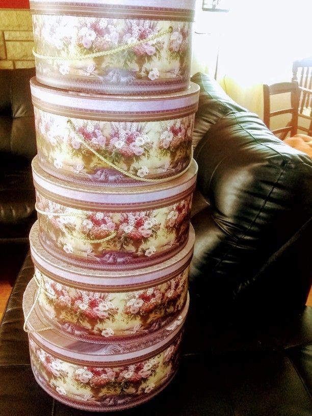 Beautiful Flowered Set Of Round Hat Boxes