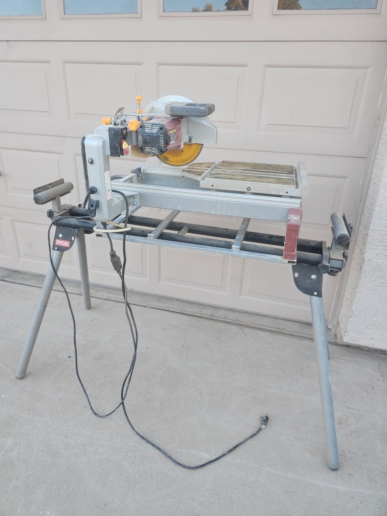 Chicago and electric 10 in. 2.5 HP Tile/Brick Saw/ with RYOBI tile saw quicksand